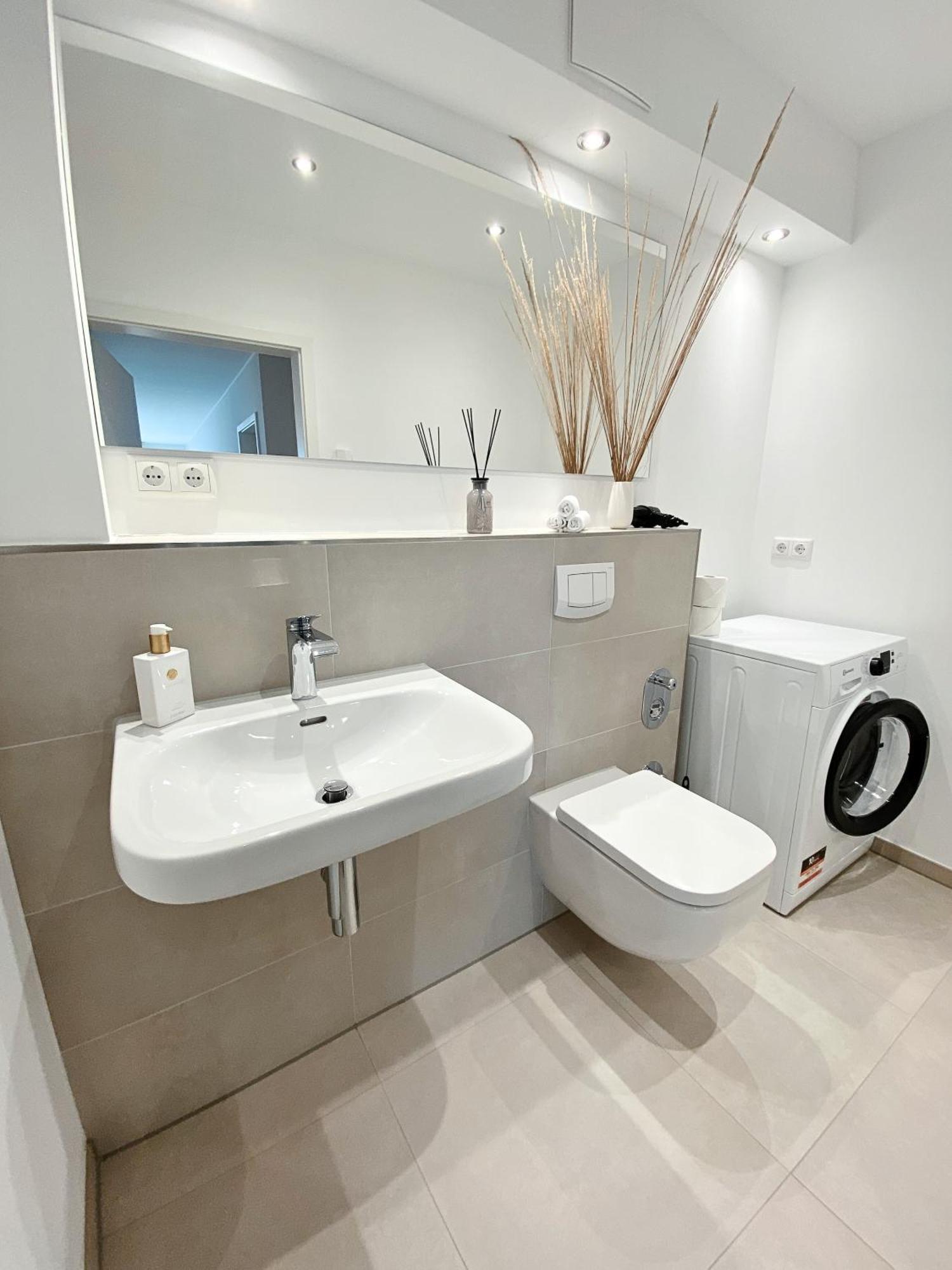 Apartment Seeliebe Schwerin - Pkw, Teilweise Mit Privater Sauna, Wlan, Xxl-balkon O Terrasse, Seeblick